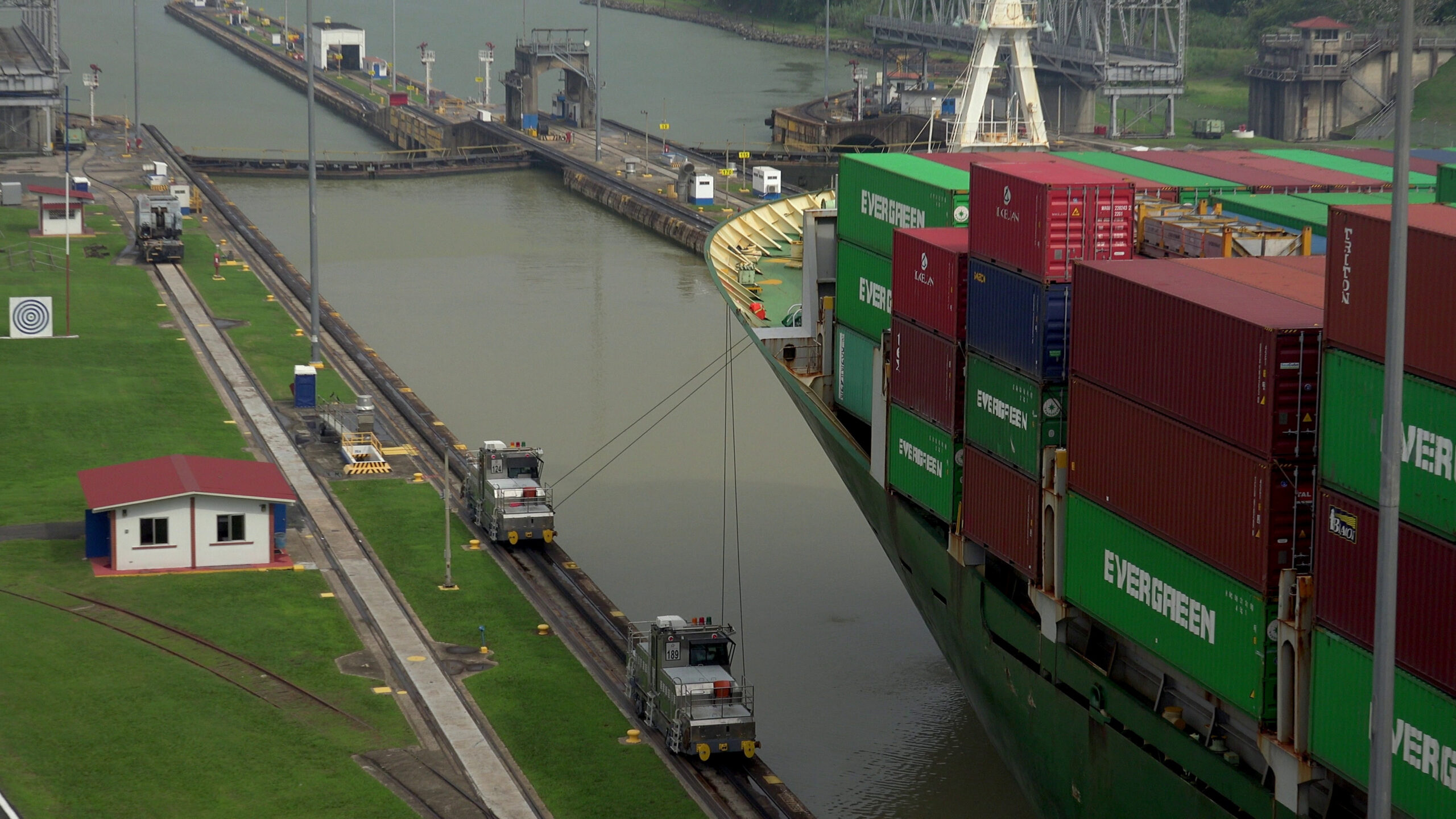 Leilões de passagem no Canal do Panamá disparam com fila de navios e queda do Lago Gatún